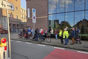 Bei den Begehungen machten die Teilnehmenden verschiedene Stationen, wie z.B. hier an der Friedrich-Ruin-Straße. Foto: Stadt Dülmen
