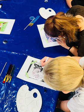 Manga & Anime Glass Painting Dieses Foto zeigt Kinder beim Manga & Anime Glass Painting.
