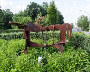Das Bild zeigt eine Pferdeskulptur aus Eisen.