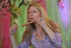 Dieses Bild zeigt eine Frau mit einer Flöte in der Hand.