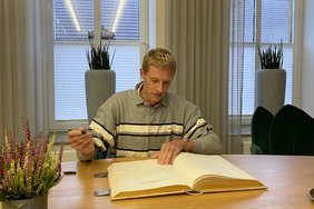 Manuel Sanders beim Eintrag in das Goldene Buch.