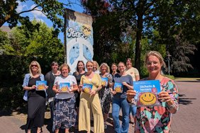 VHS-Leiterin Dr. Marie Hologa (vorne) und ihr Team präsentieren das neue Jahres Programm „Lächeln & Lernen“. Foto: Stadt Dülmen