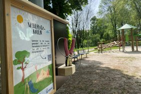 Das Foto zeigt eine Stempelstation auf einem Spielplatz.