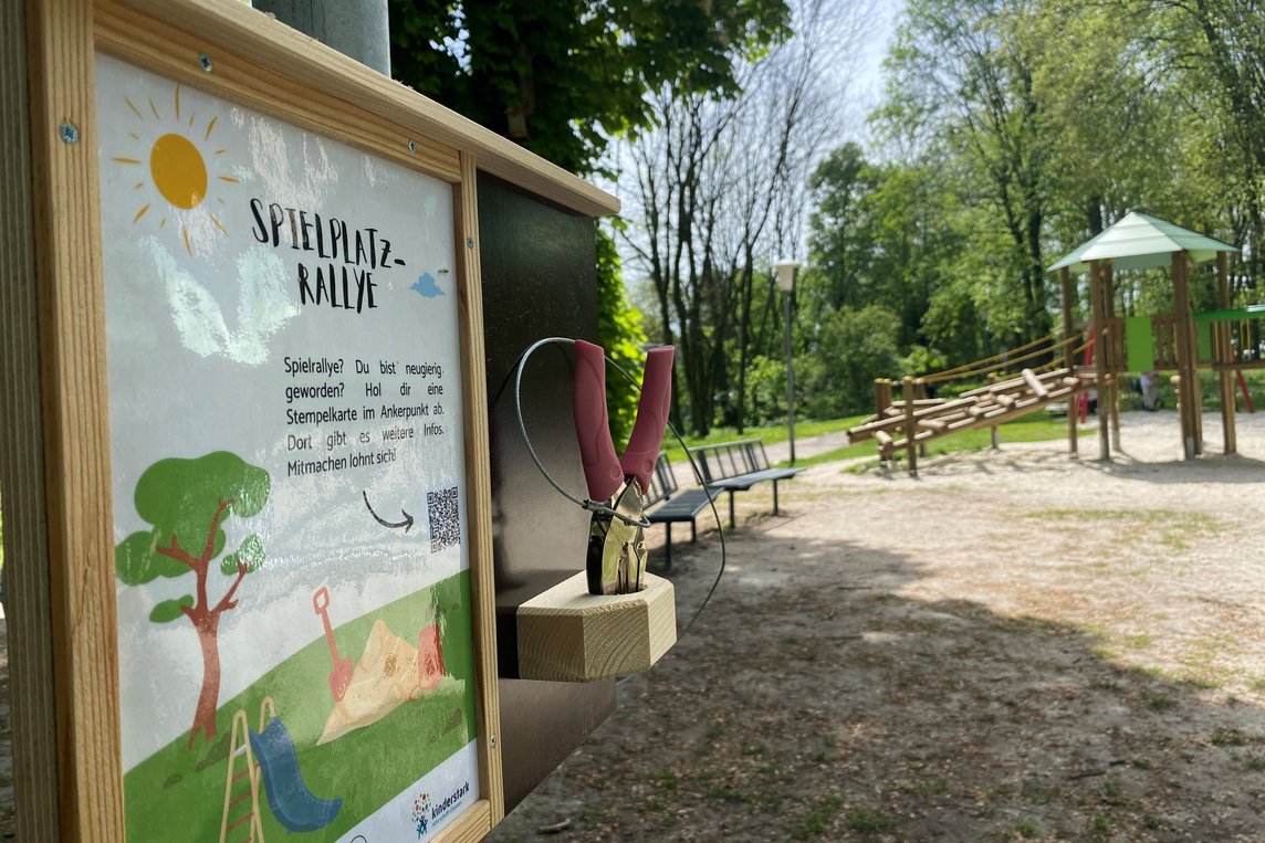Das Foto zeigt eine Stempelstation auf einem Spielplatz.
