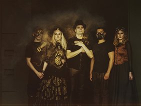 Teilnehmenden des Steampunk-Workshops Das Foto zeigt die Teilnehmenden des Steampunk-Workshops.