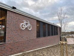 Dieses Foto zeigt das Fahrradparkhaus am Bahnhof