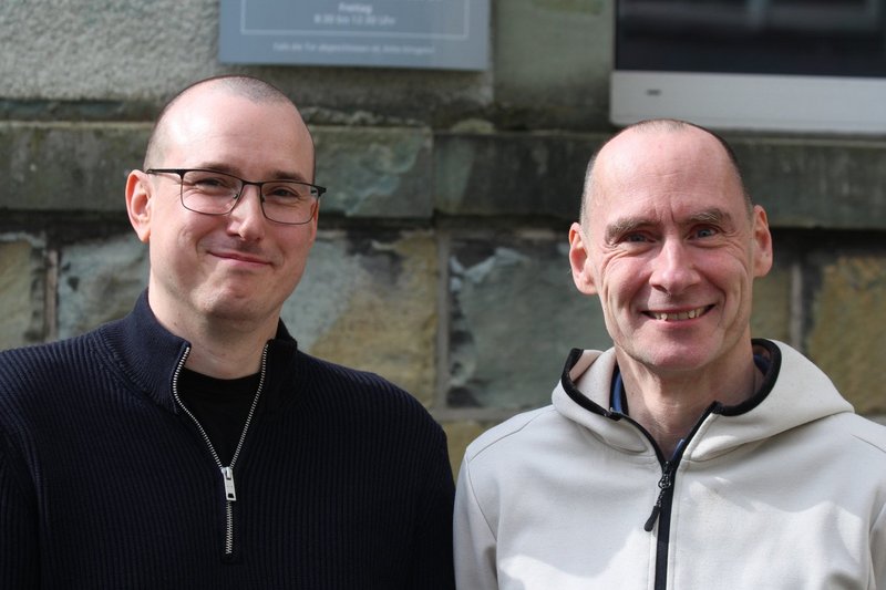 Dieses Foto zeigt Mike Weiden und Stefan Sudmann aus dem Stadtarchiv