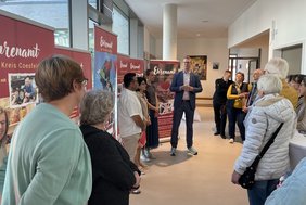 Das Bild zeigt zahlreiche Menschen vor den Roll-ups der Ausstellung.