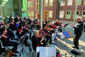 Das Orchester "DaCapo" sorgt für den richtigen Schwung beim Schwof unterm Glasdach.