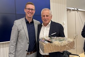 In der Sitzung der Stadtverordnetenversammlung dankte Bürgermeister Carsten Hövekamp (li.) Christian Röder für seine jahrzehntelange Tätigkeit für die Stadt Dülmen. Foto: Stadt Dülmen/Kannacher