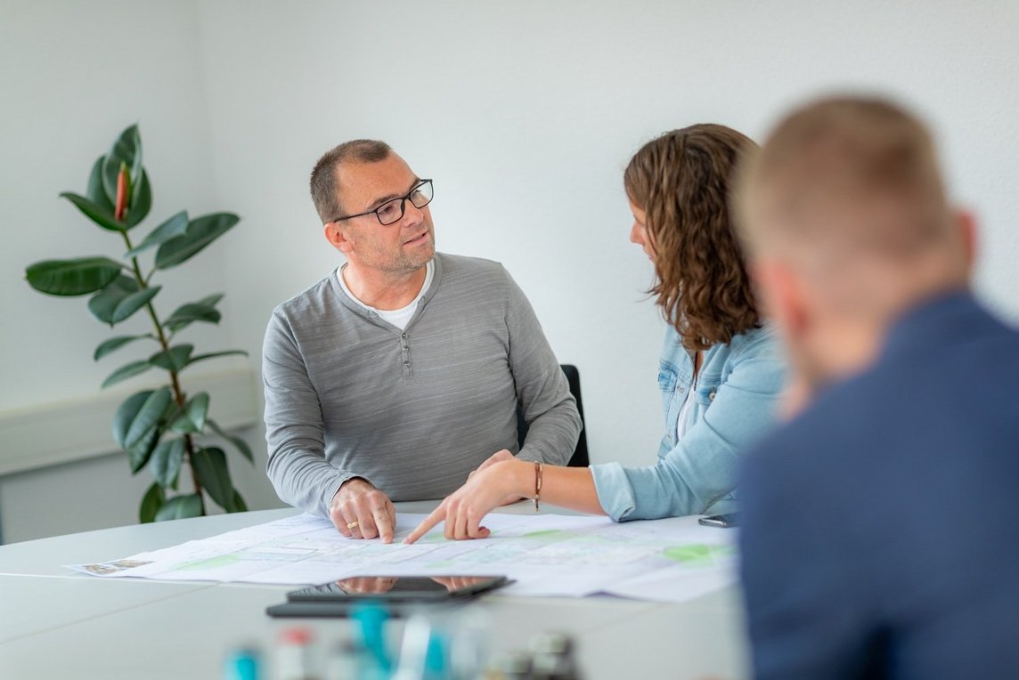 Dieses Foto zeigt eine Beratungssituation