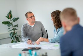 Dieses Foto zeigt eine Beratungssituation