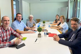 Das Bild zeigt die Archivarinnen und Archivare bei einer Arbeitssitzung.