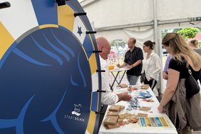 Am Stand des städtischen Fachbereichs Wirtschaftsförderung/Grundstücksmanagement drehte sich immer wieder das Glücksrad.