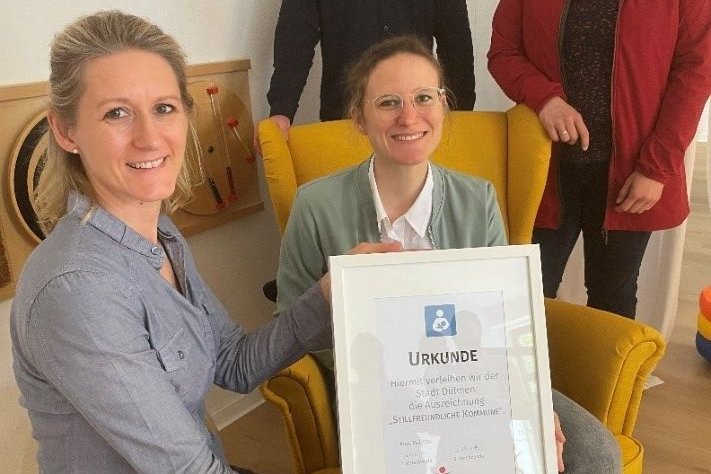 Hebamme Meike Symanzik, 2.Vorsitzende der Hebammen im Kreis Coesfeld (li), überreichte das Zerfitikat „Stillfreundliche Kommune“ an (v. li.) Christina Hörbelt (Frühe Hilfen), Maximilian Reick (Jugendhilfeplanung) und Sarah Kattenbeck (Gleichstellungsbeauftragte) von der Stadt Dülmen. 