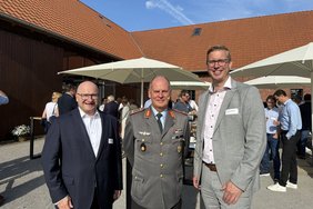 Dr. Carsten Düerkop (Vorstandsvorsitzender der VR-Bank Westmünsterland), Brigadegeneral Hand-Dieter Müller und Bürgermeister Carsten Hövekamp (v. li.). Fotos: Stadt Dülmen