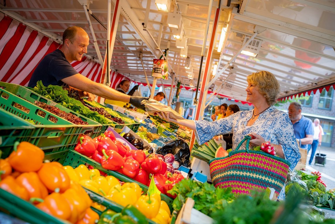 Dieses Foto zeigt zwei Personen auf dem Wochenmarkt