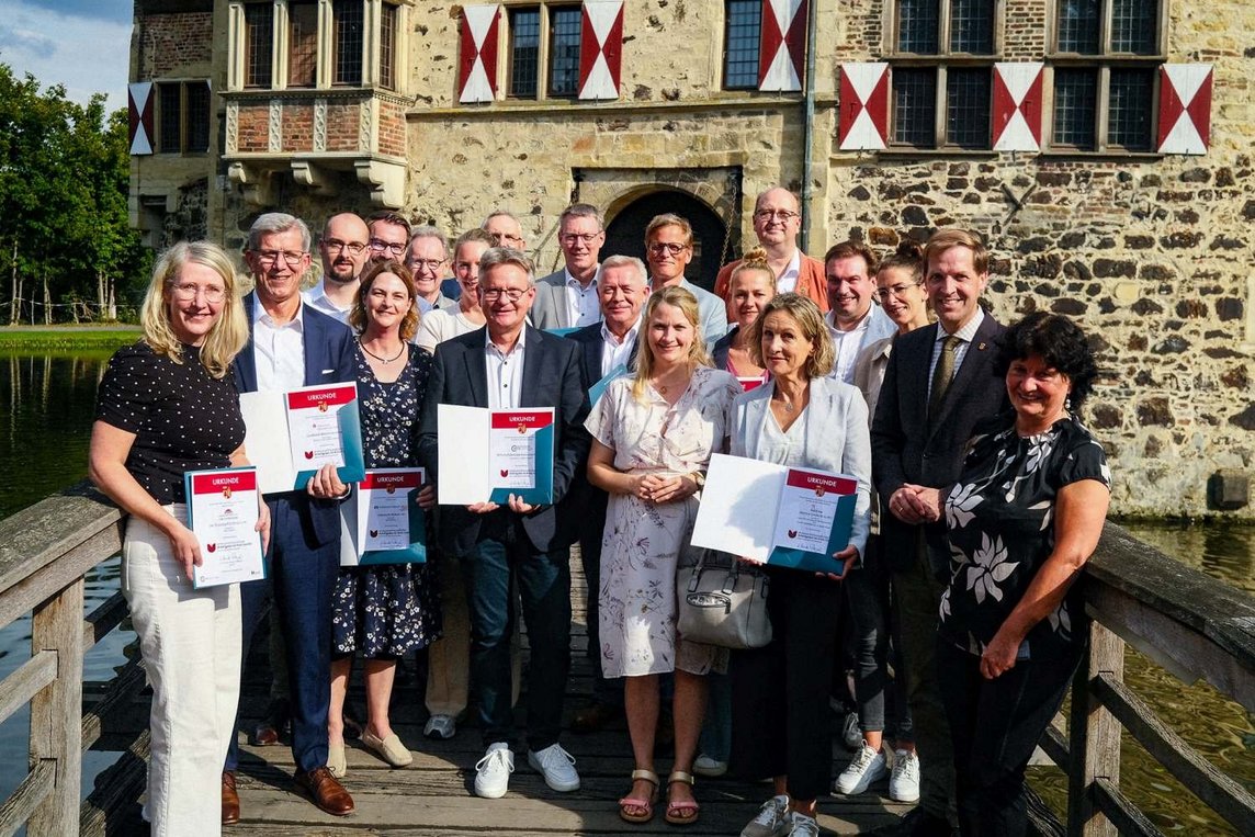 Dieses Foto zeigt die Unterzeichnenden der Charta. 