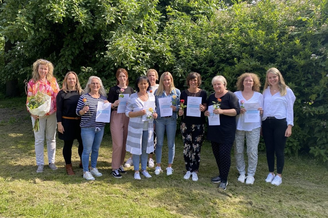 Zum Abschluss der Fortbildung überreichte Referentin Claudia Henning die Zertifikate an die Teilnehmerinnen. 