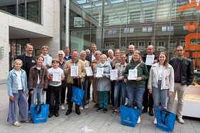 • Auf dem Markt der Möglichkeiten zeichneten Bürgermeister Carsten Hövekamp (hinten, Mitte) und Mobilitätsmanager Lennart Mania (re.) die erfolgreichsten Teilnehmenden der Aktion STADTRADELN 2026 aus. Ein besonderer Dank ging an den wiederholten STADTRADELN-Star Arndt Pollmann (1. Reihe, 4 v. li.) (Foto: Stadt Dülmen)