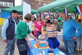 Menschen am Infostand