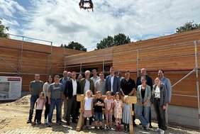 Richtfest Spiekerhof-Kita Dieses Foto zeigt die Teilnehemnden des Richtfestes.