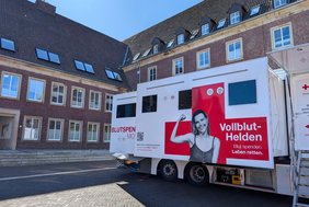 Das Foto zeigt das große Mobil vor dem Rathaus.