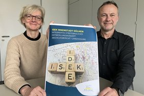 Astrid Wiechers und Philipp Scholz vom Fachbereich Stadtentwicklung informieren über das ISEK. Foto: Stadt Dülmen/Siemes
