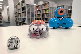 Roboter der Stadtbücherei Dieses Foto zeigt drei kleine Roboter der Stadtbücherei