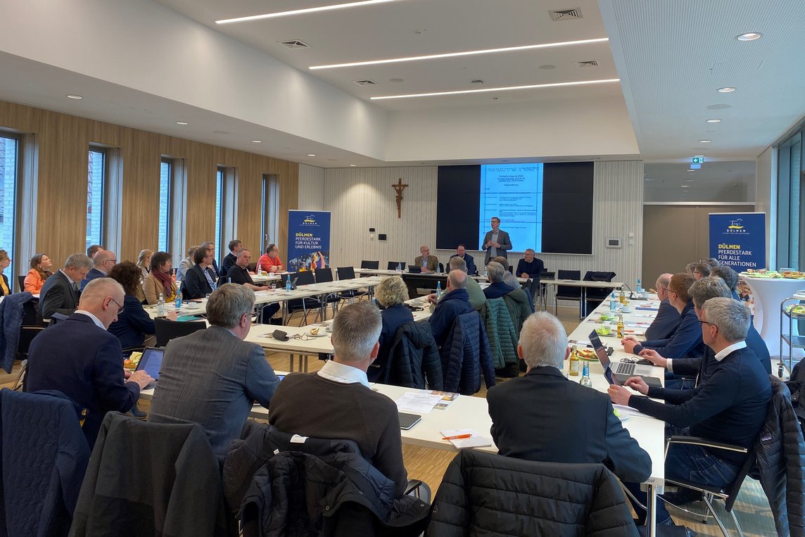 Bürgermeister Carsten Hövekamp begrüßte die Teilnehmerinnen und Teilnehmer der Tagung im einsA-Saal. Foto: Stadt Dülmen/Kannacher