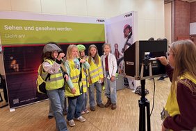 Wie wichtig helle, reflektierende Kleidung im Straßenverkehr ist, lernten die Schülerinnen und Schüler ebenfalls.