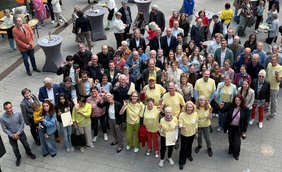 Alle Preisträgerinnen und Preisträger freuten sich über die Ehrung. Kleine Smily-Steine sollen sie an ihre Auszeichnung erinnern. Foto: Stadt Dülmen/Kannacher