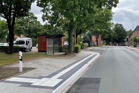 Dieses Foto zeigt die ausgebaute Bushaltestelle Kirchplatz Rorup.