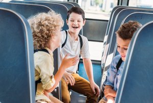 Das Foto zeigt Kinder im Schulbus.
