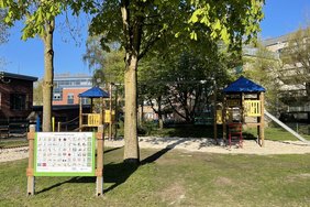 Die Kommunikationstafel auf dem Spielplatz „August-Schlüter-Straße“ ermöglicht Verständigung auch ohne Worte, während die neuen Zwei-Turm-Anlage zum Klettern und Rutschen einlädt. Foto: Stadt Dülmen/Kock