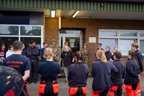 Das Foto zeigt Rettungsdienst-Azubis und Angehörige der US Army in ihren jeweiligen Uniformen bei einer Lagebesprechung.
