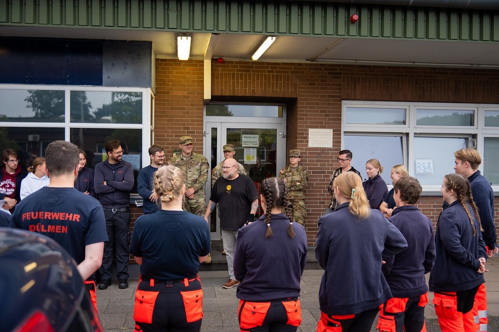 Das Foto zeigt Rettungsdienst-Azubis und Angehörige der US Army in ihren jeweiligen Uniformen bei einer Lagebesprechung.