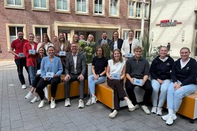 Bürgermeister Carsten Hövekamp (vorne, 2. v. li.) gratulierte den Absolventinnen und Absolventen. Foto: Stadt Dülmen