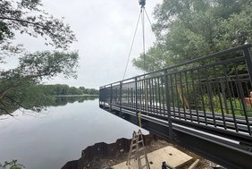 Dieses Foto zeigt die Installation des Aussichtsstegs am Bulderner See