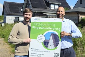 David Sommer (li.) und Jan Daley Kübel, Klimaschutzmanager der Stadt Dülmen bzw. des Kreises Coesfeld, freuen sich über weitere Interessierte, die sich als ehrenamtliche Solar-Beratende engagieren möchten.