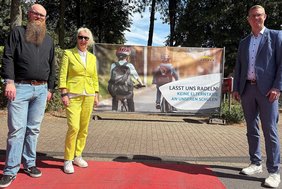 Dieses Foto zeigt CBG-Schulleiterin Maike Verwey, der stellvertretenden Schulleiter Jörg Kleinecke-Thies und Bürgermeister Carsten Hövekamp vor einem der Kampagnen-Banner. 