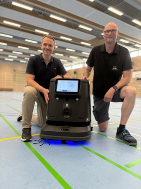 Reinigungsroboter2 Dieses Foto zeigt Markus Friehage (l.) und André Wiesmann mit einem der beiden Reinigungsroboter