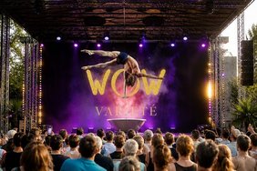Das Foto zeigt eine Aufführung von WOW Varieté 