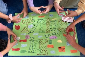 Selbstbestimmungs-Kurs Love Respect Dieses Foto zeigt eine Collage, die Mädchen im Kurs erstellt haben.