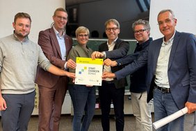 Dieses Foto zeigt Stefan Ricker (Stadt Dülmen), Bürgermeister Carsten Hövekamp, Schulleiterin Britta Sawicki, Marc Henrichmann, Konrektor Christian Pennekamp und Klaus Ricker (Stadt Dülmen). 