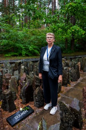 Hausdülmens Ortsvorsteherin Gabriele Sondermann nahm als Vertreterin der Stadt Dülmen an der Gedenkreise teil. Hier steht sie am Gedenkstein für die Dülmener Opfer. Foto: Riga Komitee
