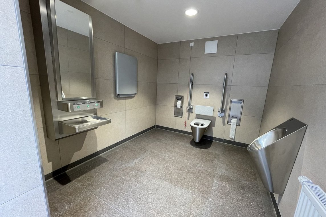 Dieses Foto zeigt eine der renovierten, öffentlichen Toiletten im Rathaus. 