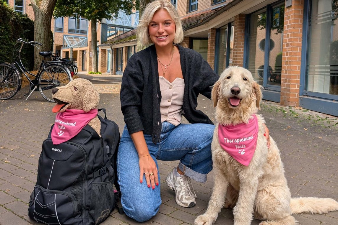 Dieses Foto zeigt Sarah Kuttenkeuler mit ihrer Golden-Doodle-Hündin Nala