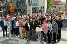 Die Ehrenamtlichen der Ökumenischen Flüchtlingsinitiative Dülmen (ÖFID) freuen sich über den Gruppen-Ehrenamtspreis 2025. 