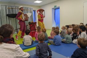 Das Theater Don Kidschote – next Generation präsentierte in der Kita St. Agatha in Rorup das Stück „Schnick und Schnack auf der Suche nach dem Glück“. Foto: Stadt Dülmen